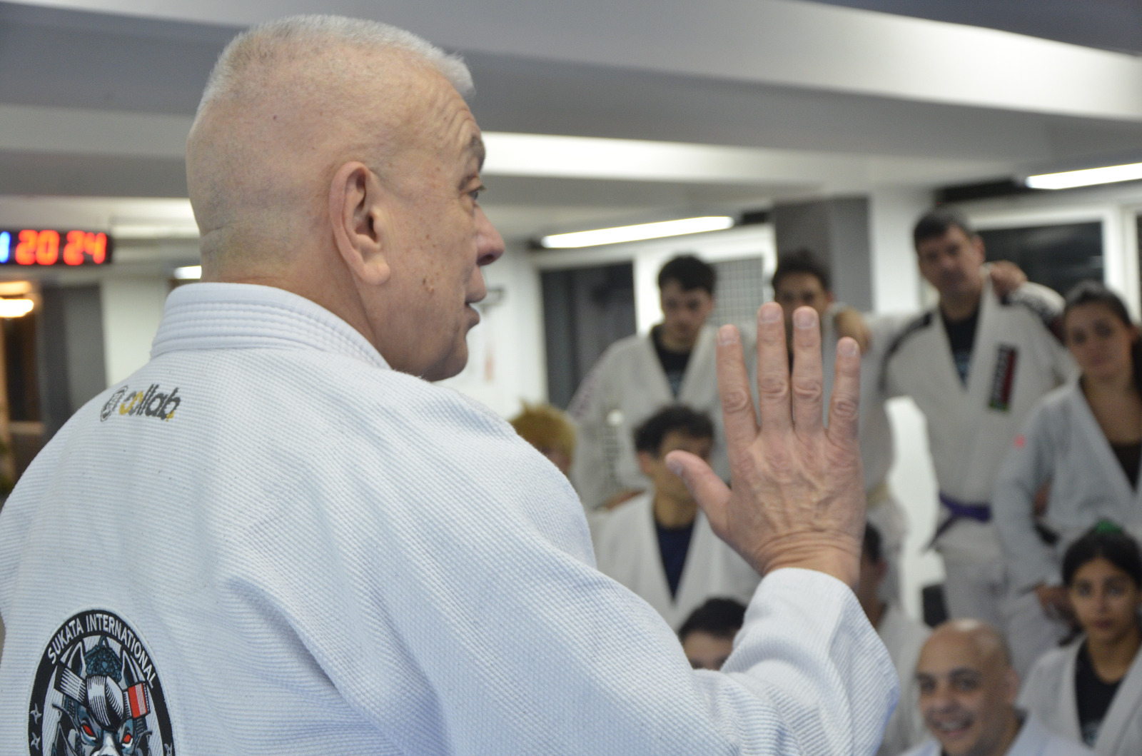 Samu hablando con alumnos